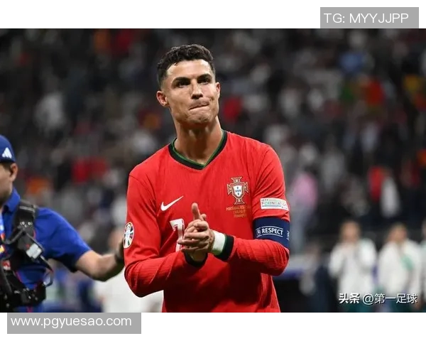 足球球星经典庆祝pose展现激情与力量瞬间